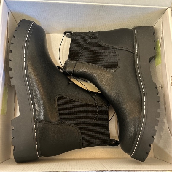 Dolce Vita Women's LEIGHA Chelsea Lightweight Ankle 1.25" Heel Boot Black 8 MOTO - Picture 2 of 10